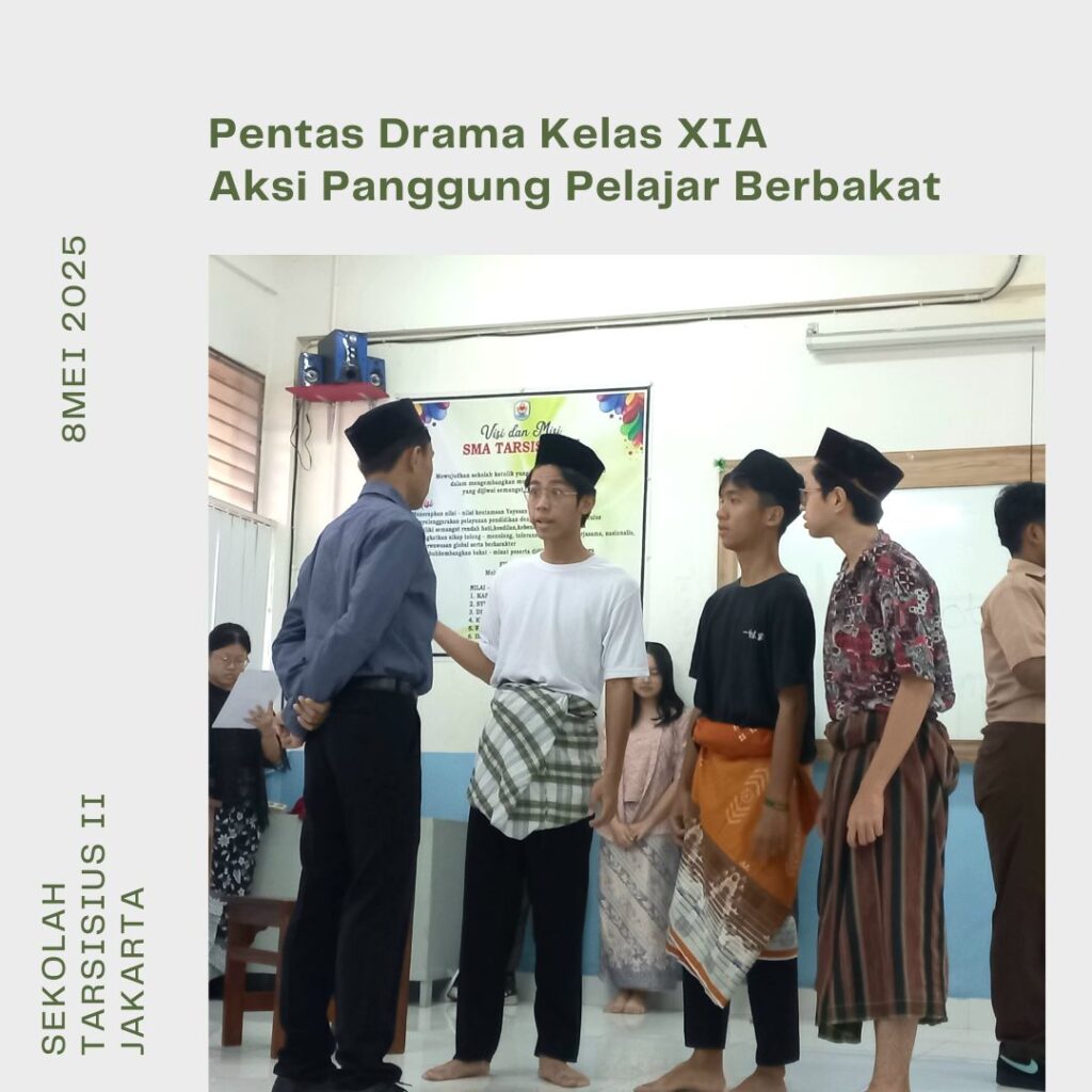 Foto siswa kelas XIA SMA Tarsisius II tampil berpasangan atau berkelompok di depan kelas, memerankan tokoh-tokoh dalam drama. Sebagian mengenakan properti sederhana, sebagian lainnya terlihat tertawa atau serius dalam berakting. Ibu Dewi tampak menyimak dengan antusias.